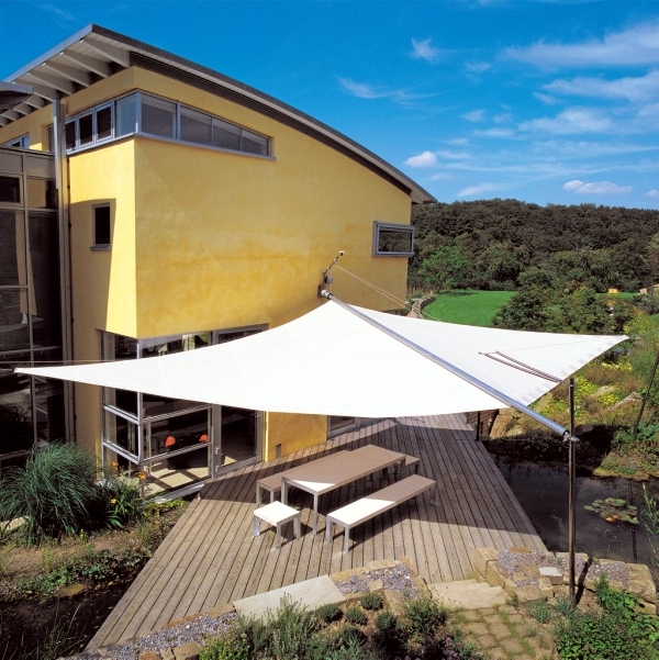Retractable awning a strong operation at any point Ofdesign