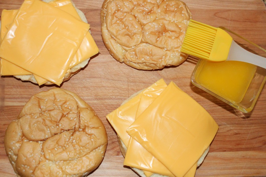 'Grilled Cheese Bun' Burgers! Oh Bite It