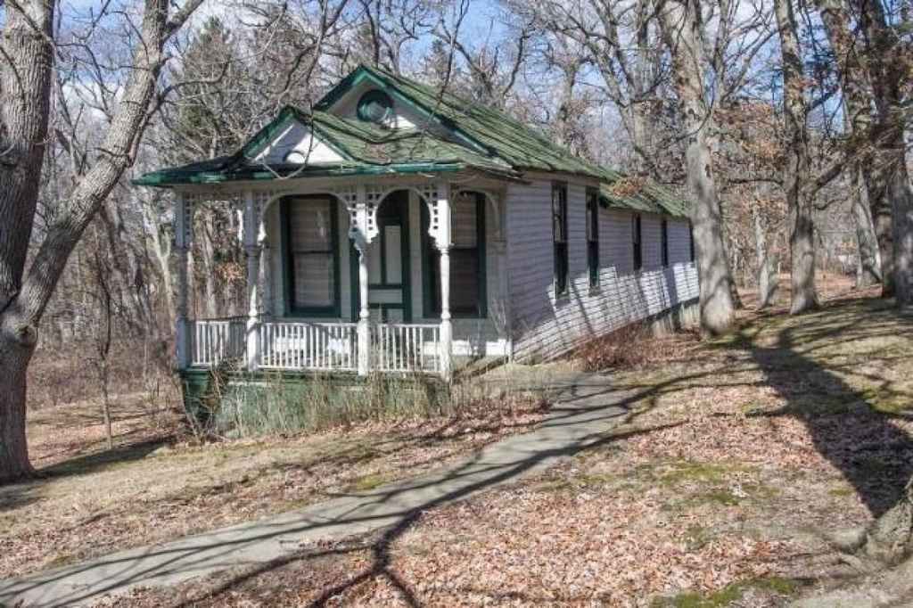 c. 1880 Queen Anne Salem, WI (The Amityville Horror) Old House Dreams