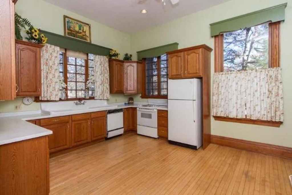 c. 1880 Queen Anne Salem, WI (The Amityville Horror) Old House Dreams