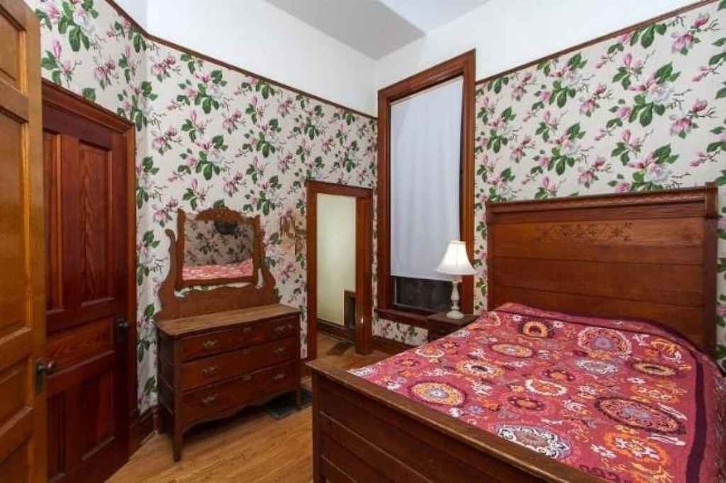 c. 1880 Queen Anne Salem, WI (The Amityville Horror) Old House Dreams