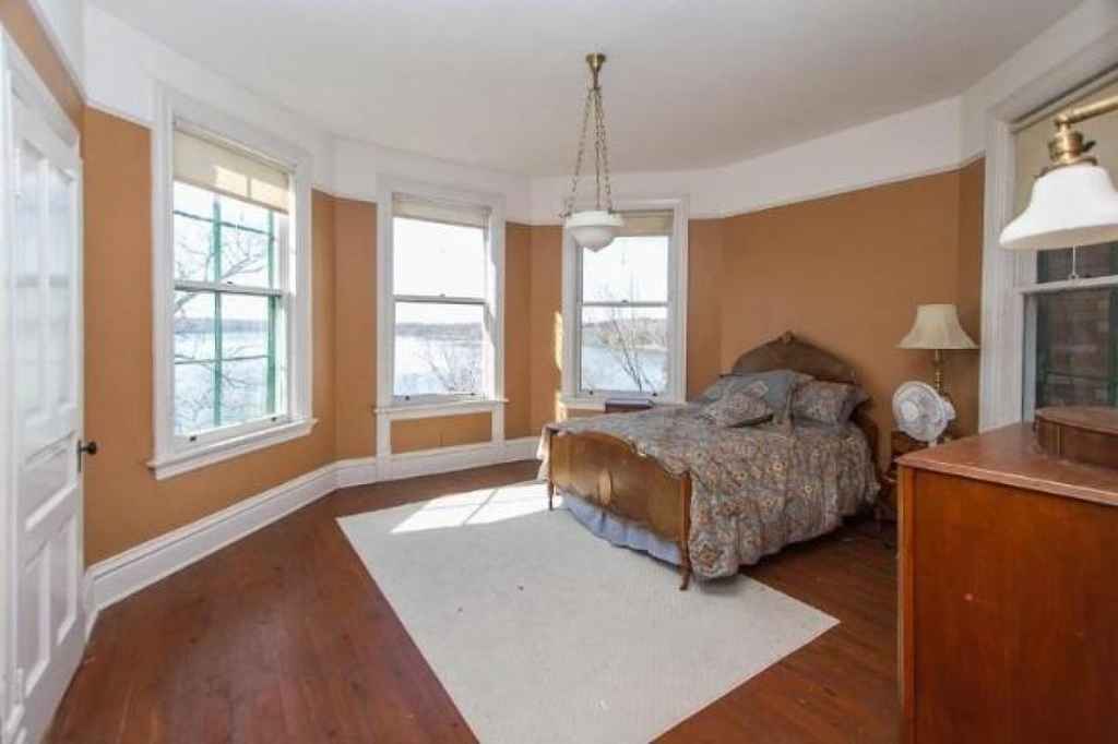 c. 1880 Queen Anne Salem, WI (The Amityville Horror) Old House Dreams