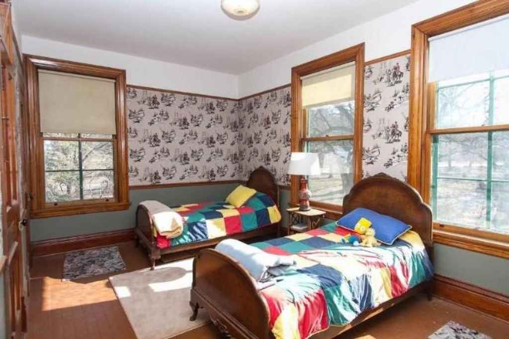 c. 1880 Queen Anne Salem, WI (The Amityville Horror) Old House Dreams