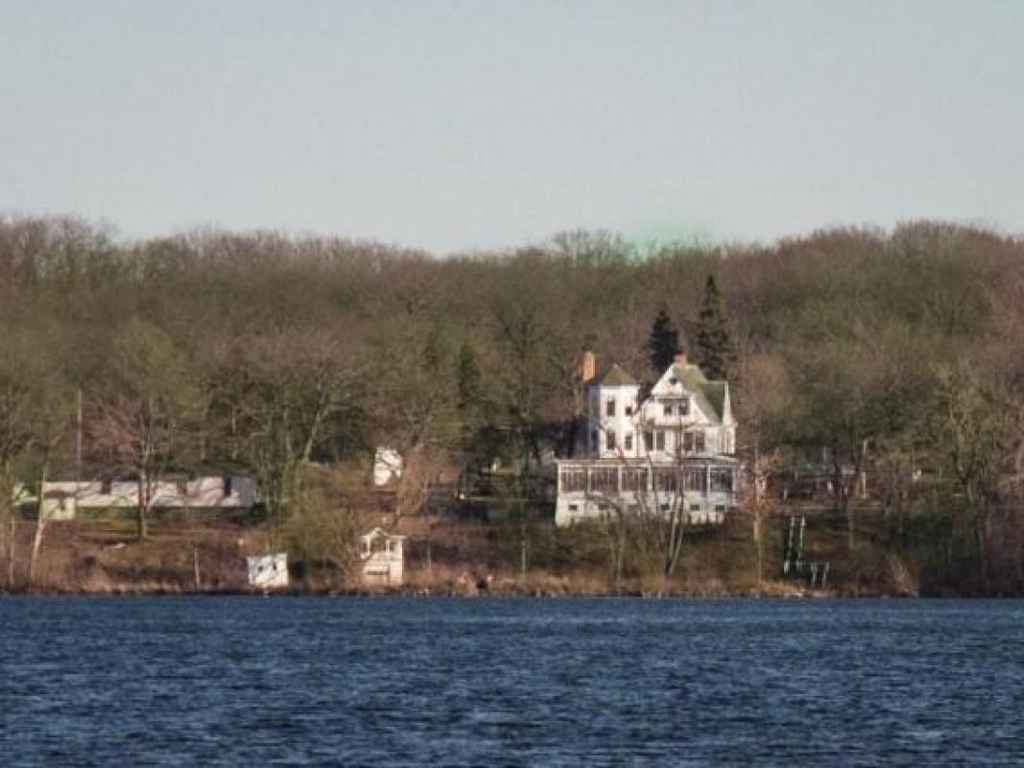 c. 1880 Queen Anne Salem, WI (The Amityville Horror) Old House Dreams