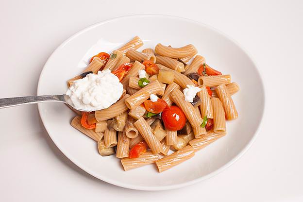 Rigatoni integrali con melanzane, pomodorini e fiocchi di latte Ricetta