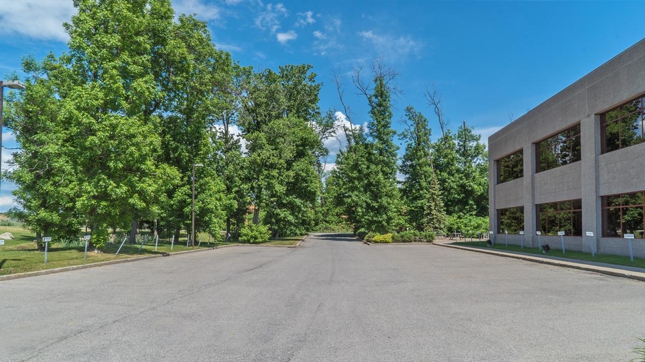 2200022200 TransCanada Highway Montreal & Laval, Québec