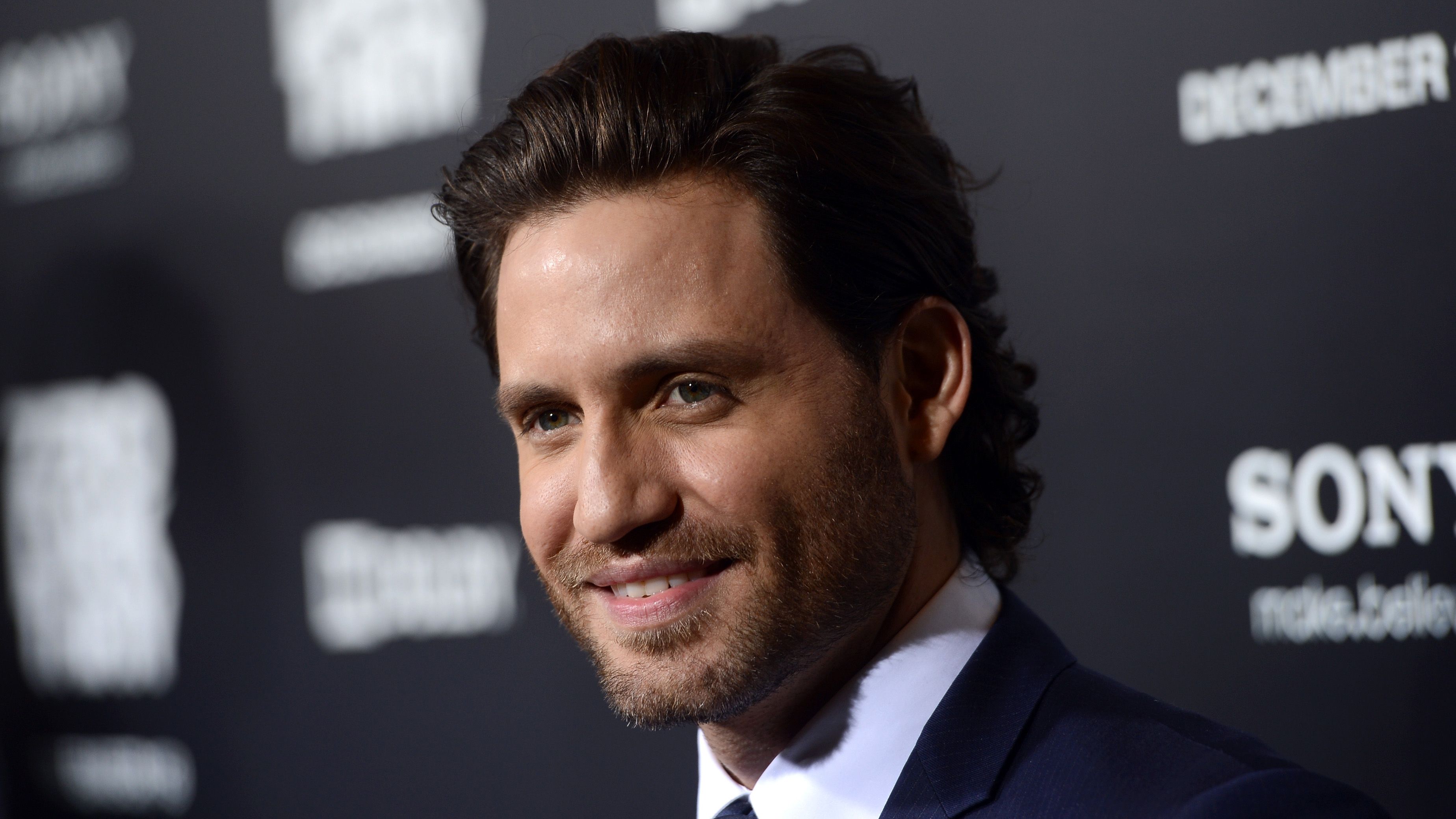 Provocative Wave for Men: Edgar Ramirez caught naked