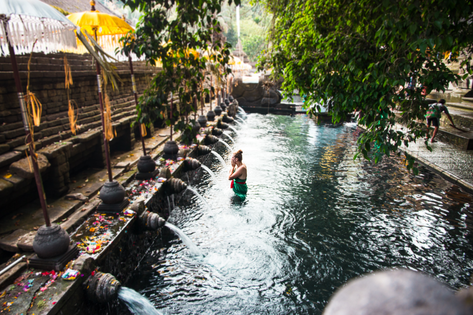 Membuat Review Objek Wisata Pura Tirta Empul