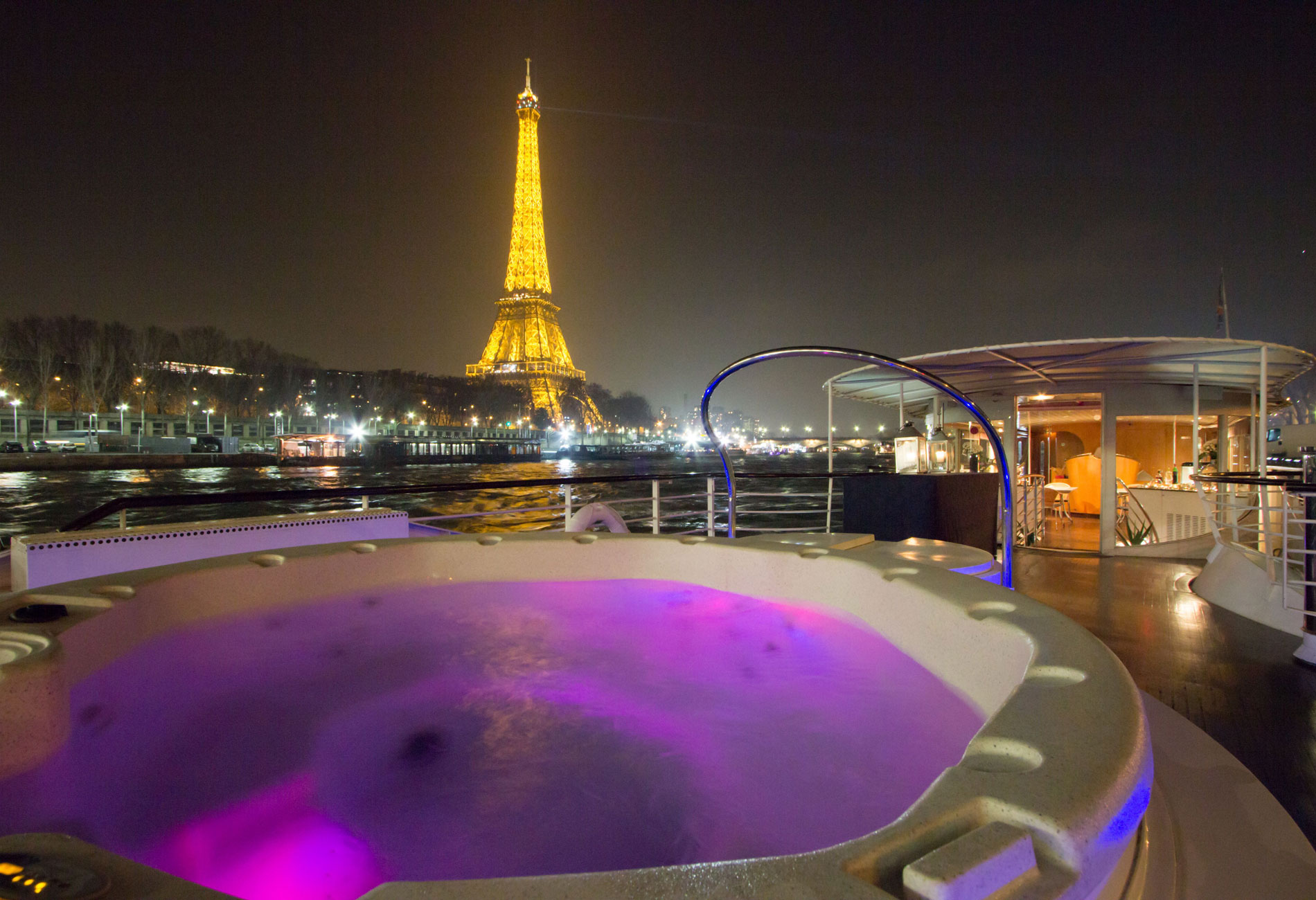Jacuzzi vue Tour Eiffel Yacht Joséphine One Experience
