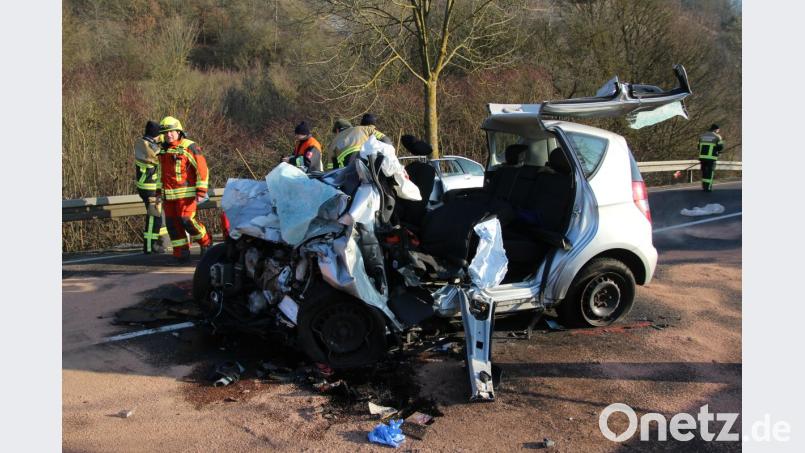 Auto und Lastwagen stoßen zusammen