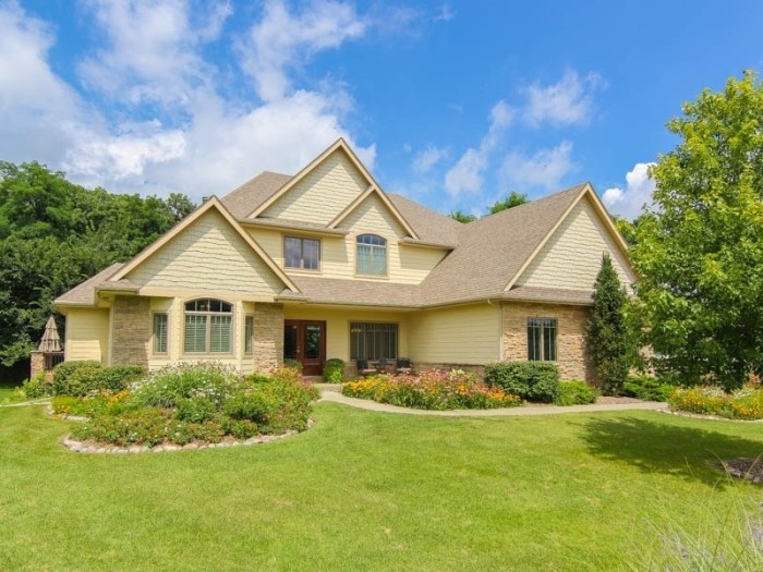 10 Mansions In Iowa That Are Cheaper Than 1 Bedroom In NYC