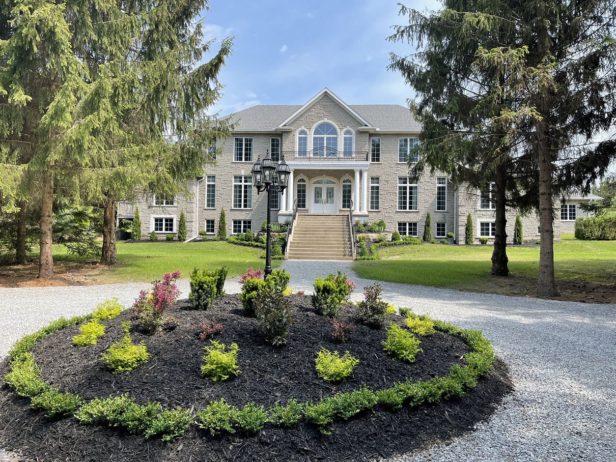Chateau Rentals Pelham Pines, Southern Ontario Luxury 5 Bedroom Family Vacation Home