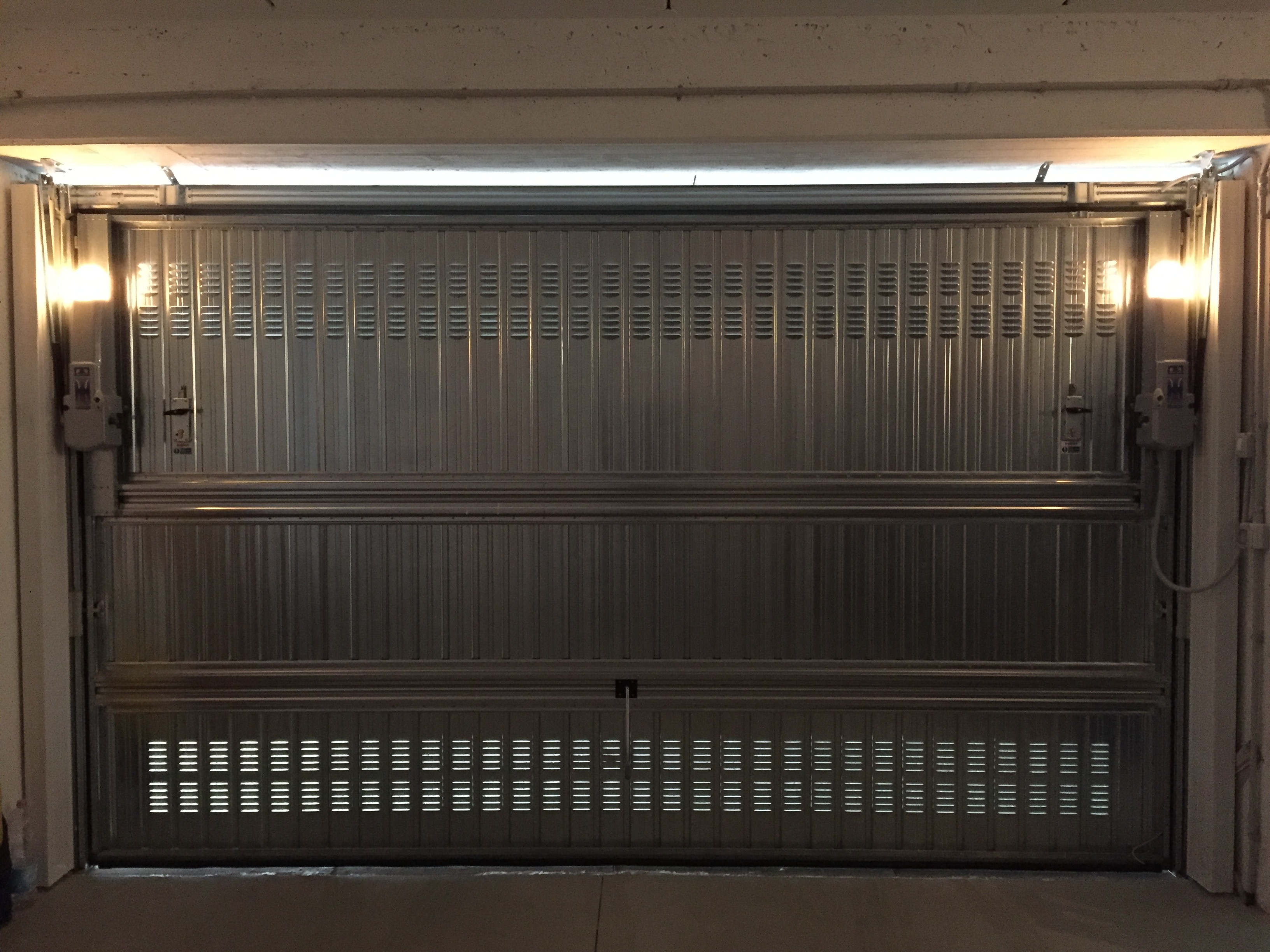 interno porta basculante automatizzata Open Line Automazioni porte