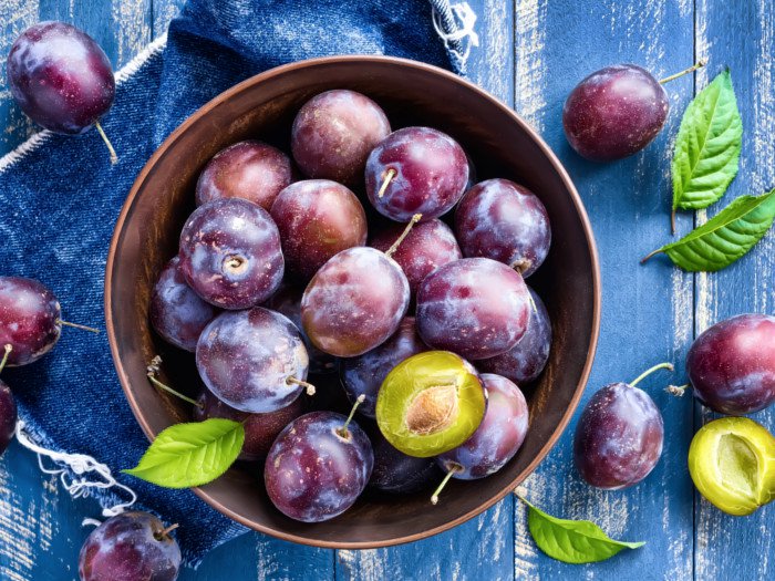 9 Sciencebacked Health Benefits of Plums Organic Facts