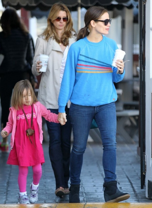 Jennifer Garner in Citizens of Humanity Avedon Skinny Jeans in Secret