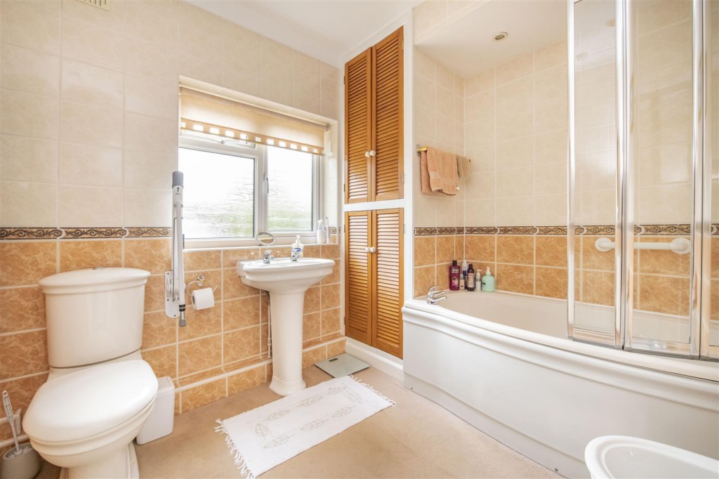 Burton Road, Finedon, Wellingborough, 2 bedroom, Bungalow