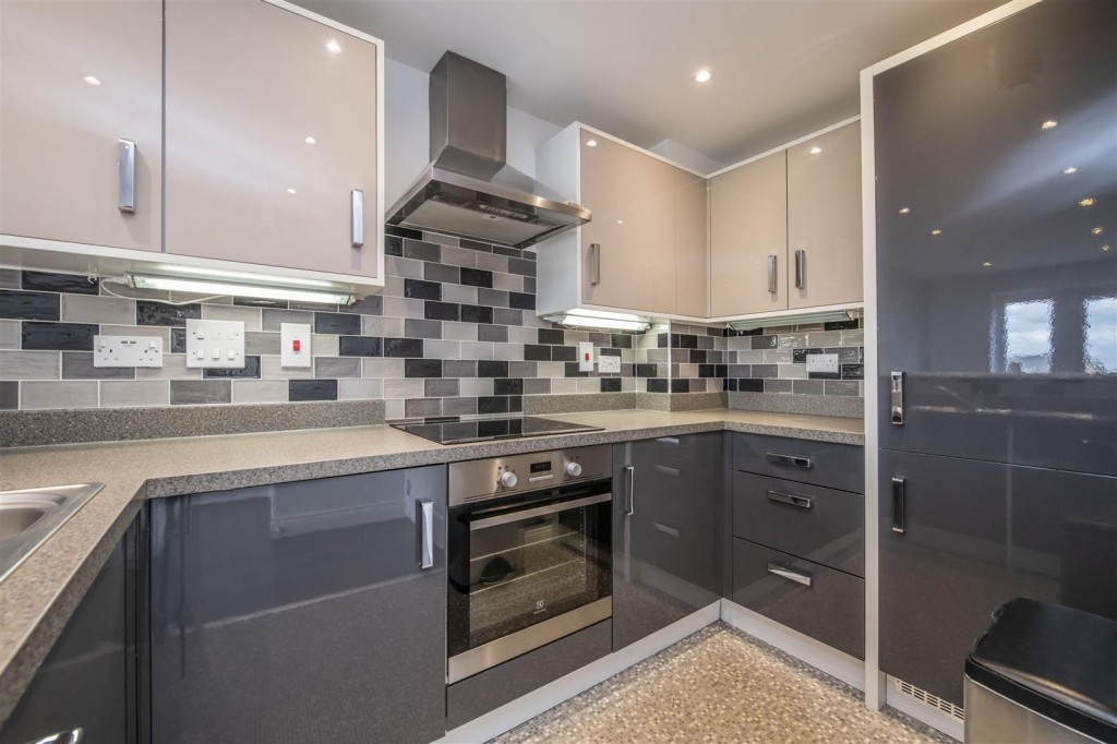 Lydden Close, Burton Latimer, Kettering, 4 bedroom, House SemiDetached