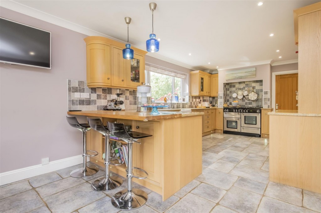 Wold Road, Burton Latimer, 5 bedroom, House Detached