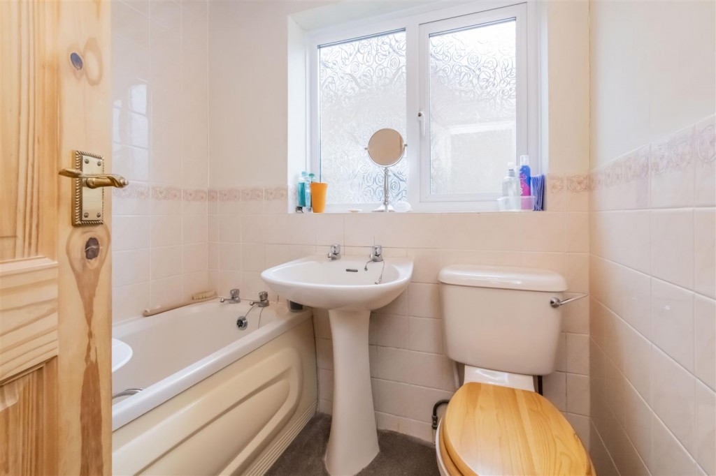 Churchill Way, Burton Latimer, 3 bedroom, House SemiDetached