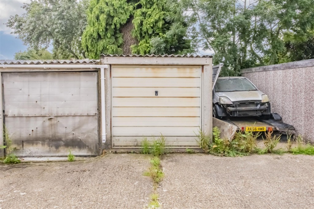 Churchill Way, Burton Latimer, 3 bedroom, House SemiDetached