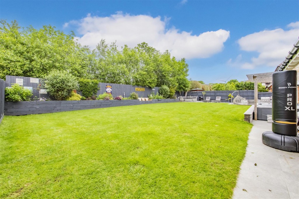 Wold Road, Burton Latimer VIEWING ESSENTIAL, 5 bedroom, House Detached