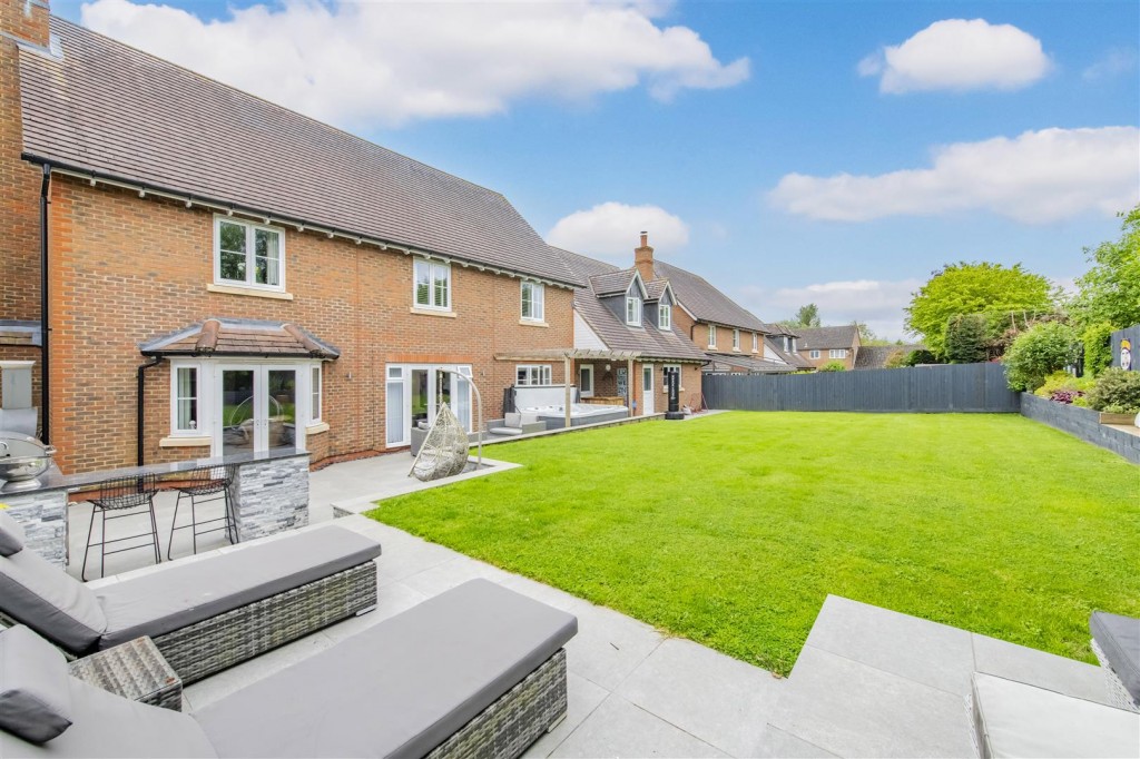 Wold Road, Burton Latimer VIEWING ESSENTIAL, 5 bedroom, House Detached