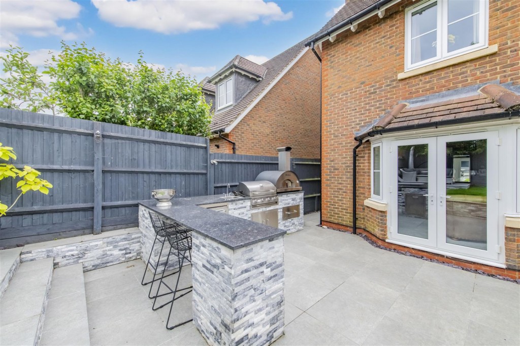 Wold Road, Burton Latimer VIEWING ESSENTIAL, 5 bedroom, House Detached