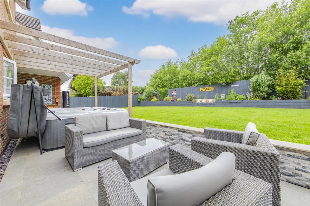 Wold Road, Burton Latimer VIEWING ESSENTIAL, 5 bedroom, House Detached