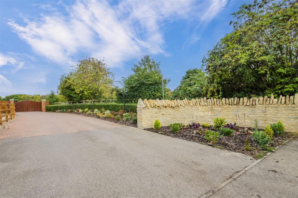 Wold Road, Burton Latimer VIEWING ESSENTIAL, 5 bedroom, House Detached