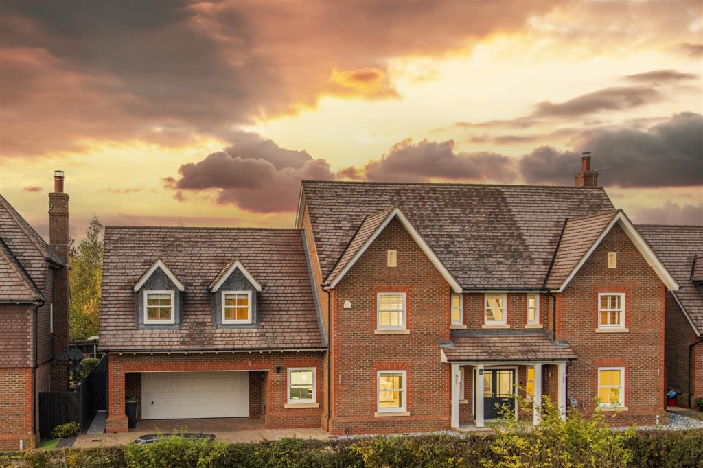 Wold Road, Burton Latimer VIEWING ESSENTIAL, 5 bedroom, House Detached