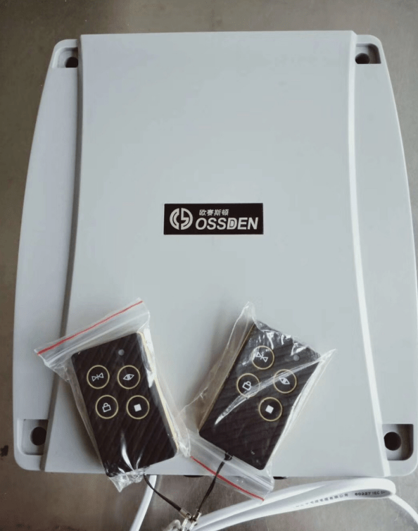 What are the functions of the electric gate motor universal control box