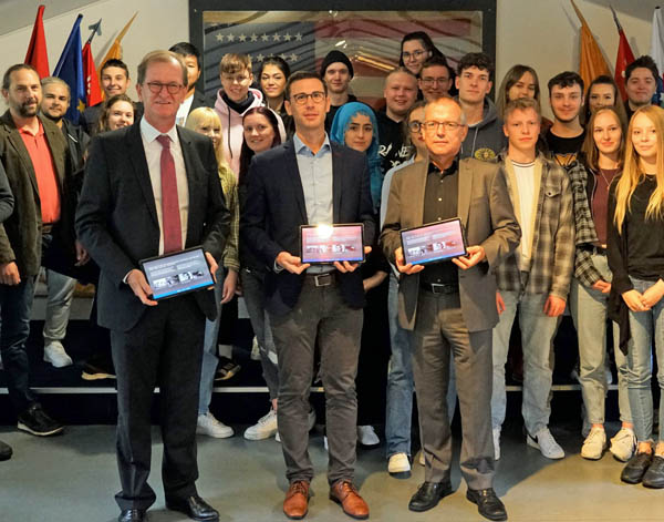 Sparkassen Kulturstiftung Ubergibt Tablets An Point Alpha Stiftung