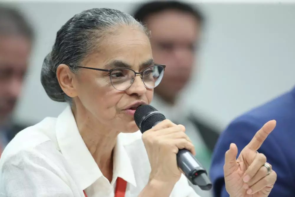Ministra Marina Silva diz que o Brasil vive terrorismo climático e defende punição mais severa para quem provocar incêndio
