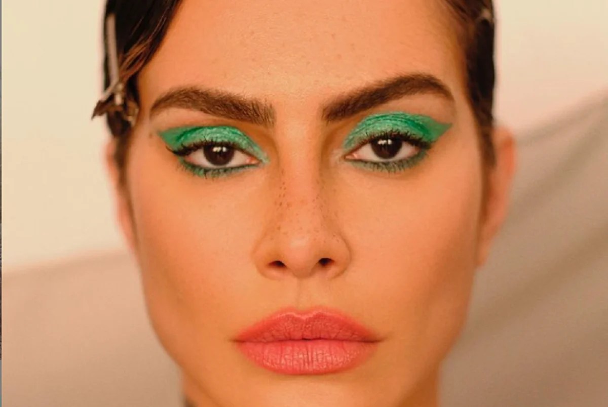 Cleo, no último dia do ano, mostra tatuagem escondida