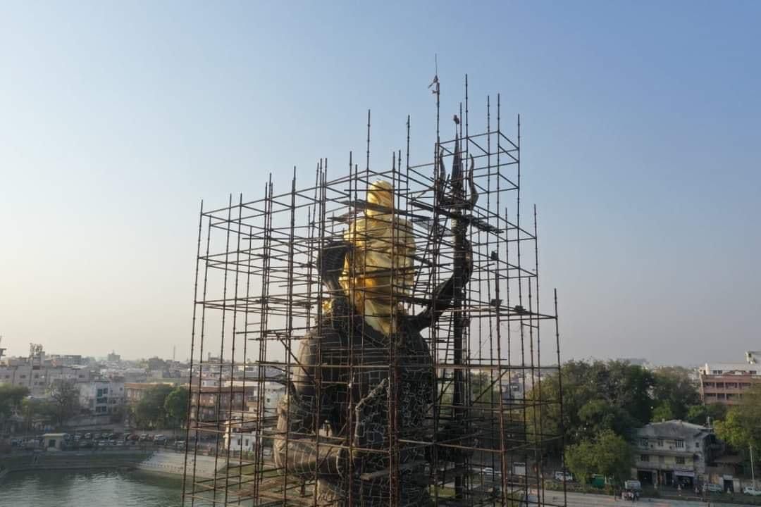 Golden Landmark Vadodara will witness the 111 feet tall Goldcoated