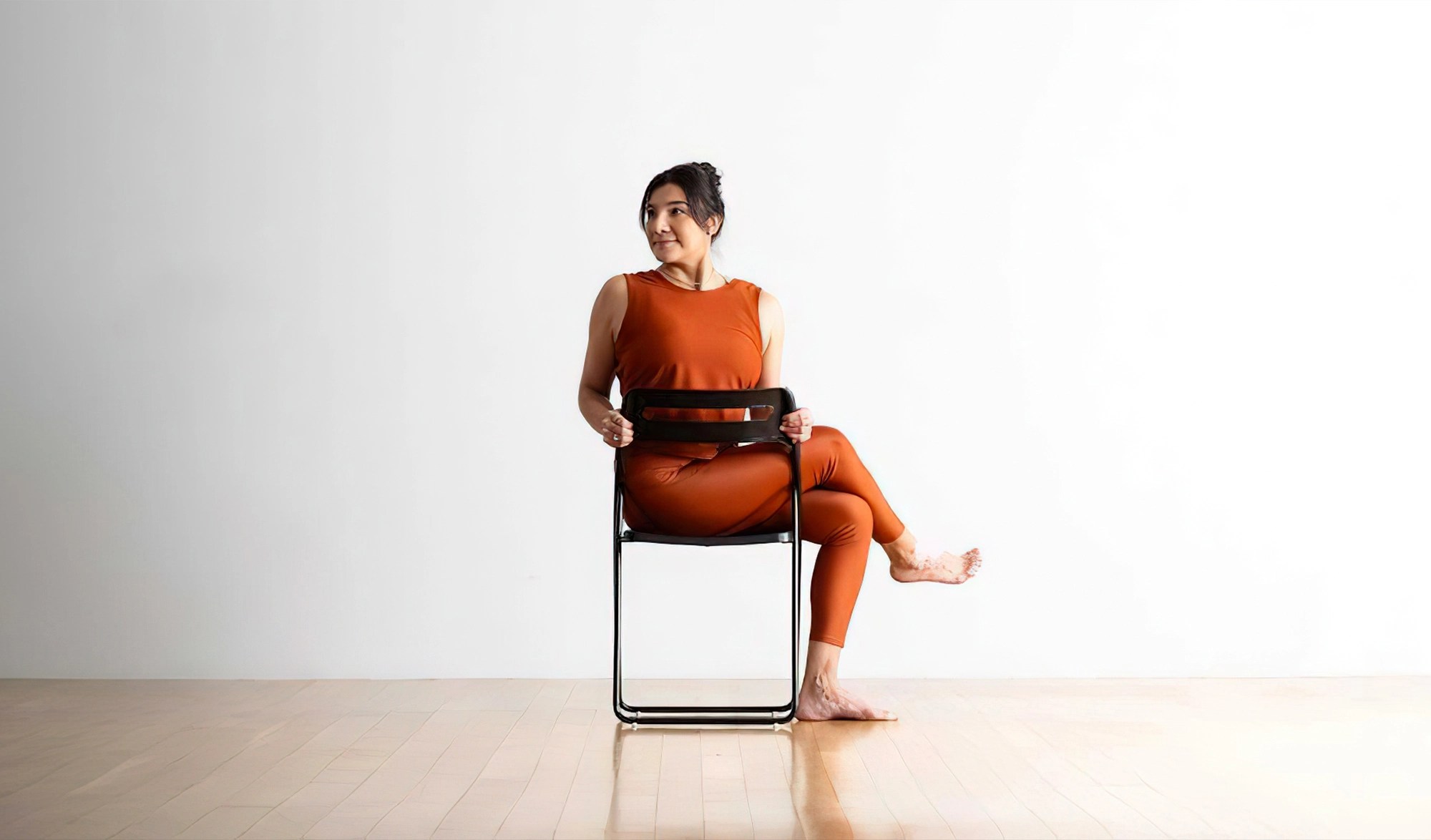 Au bureau, 13 postures de yoga faciles à faire sans quitter votre chaise