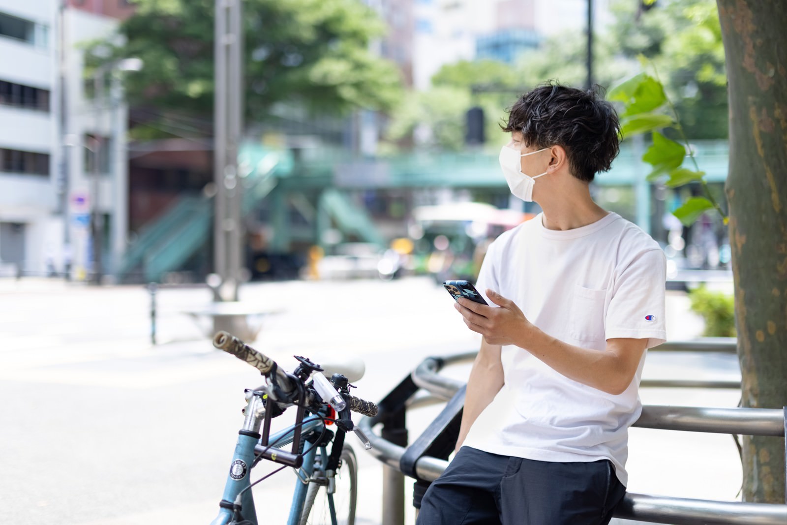 夏日に自転車で出かける男性の写真素材（JPG画像）を拡大・トリミング加工 ぱくたそ