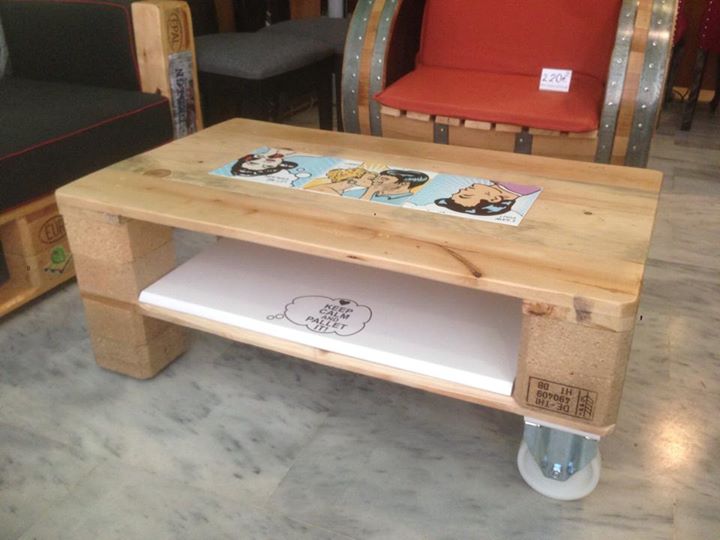 Pallets Made Sofa and Wheeling Coffee Table Pallet Ideas