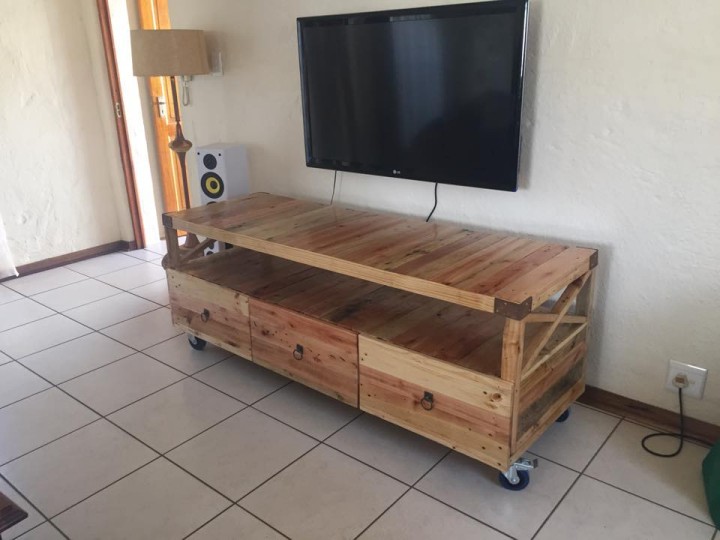 Wooden Pallet Rustic TV Stand Pallet Ideas