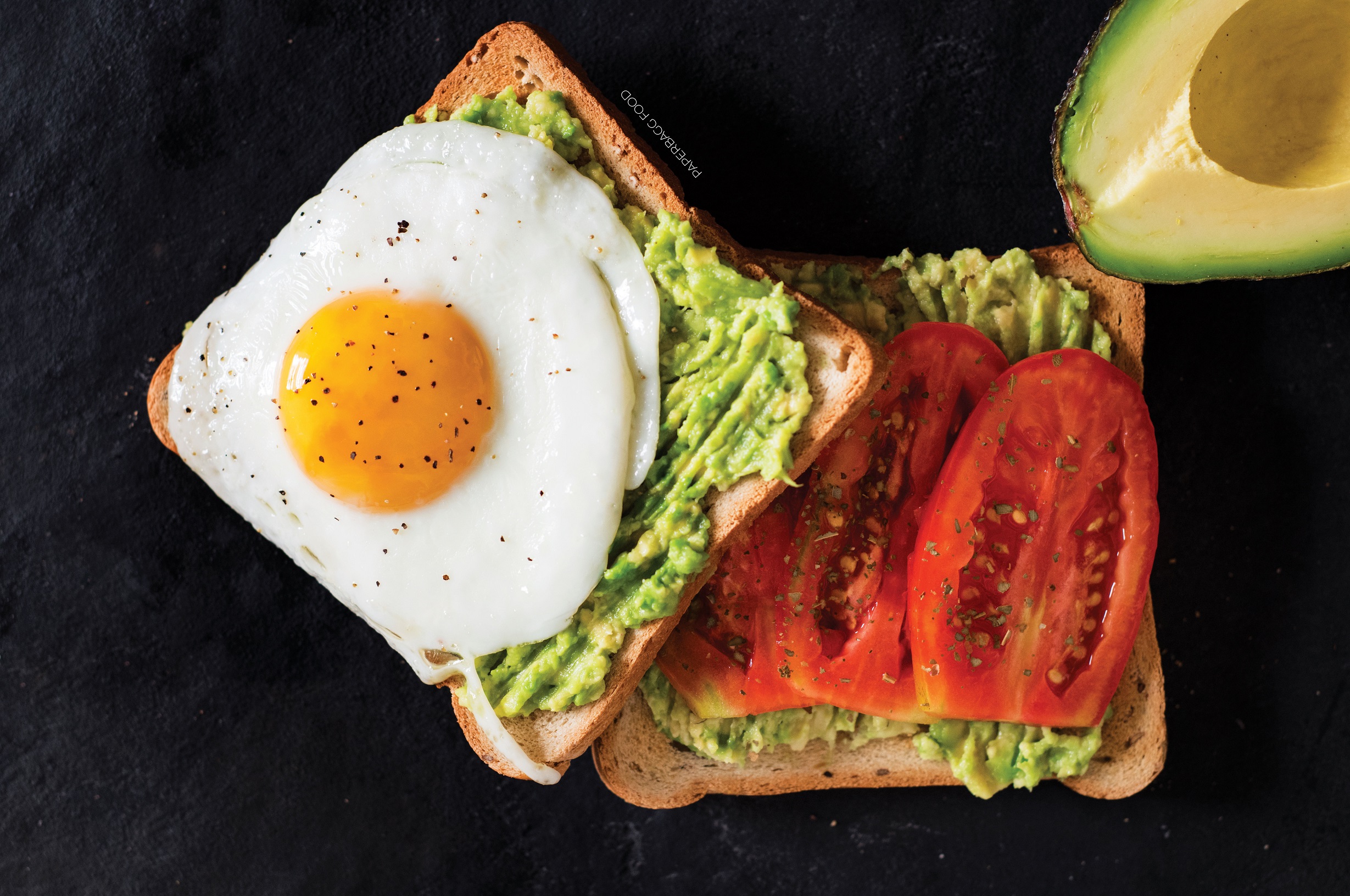 Toast avocat, tomate et œuf PAPERBAGG
