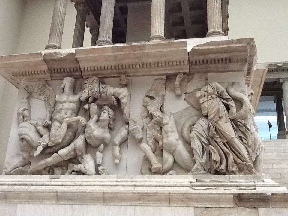 El Altar de Pérgamo. Museo Pérgamo, Berlín. Parada y fonda de un