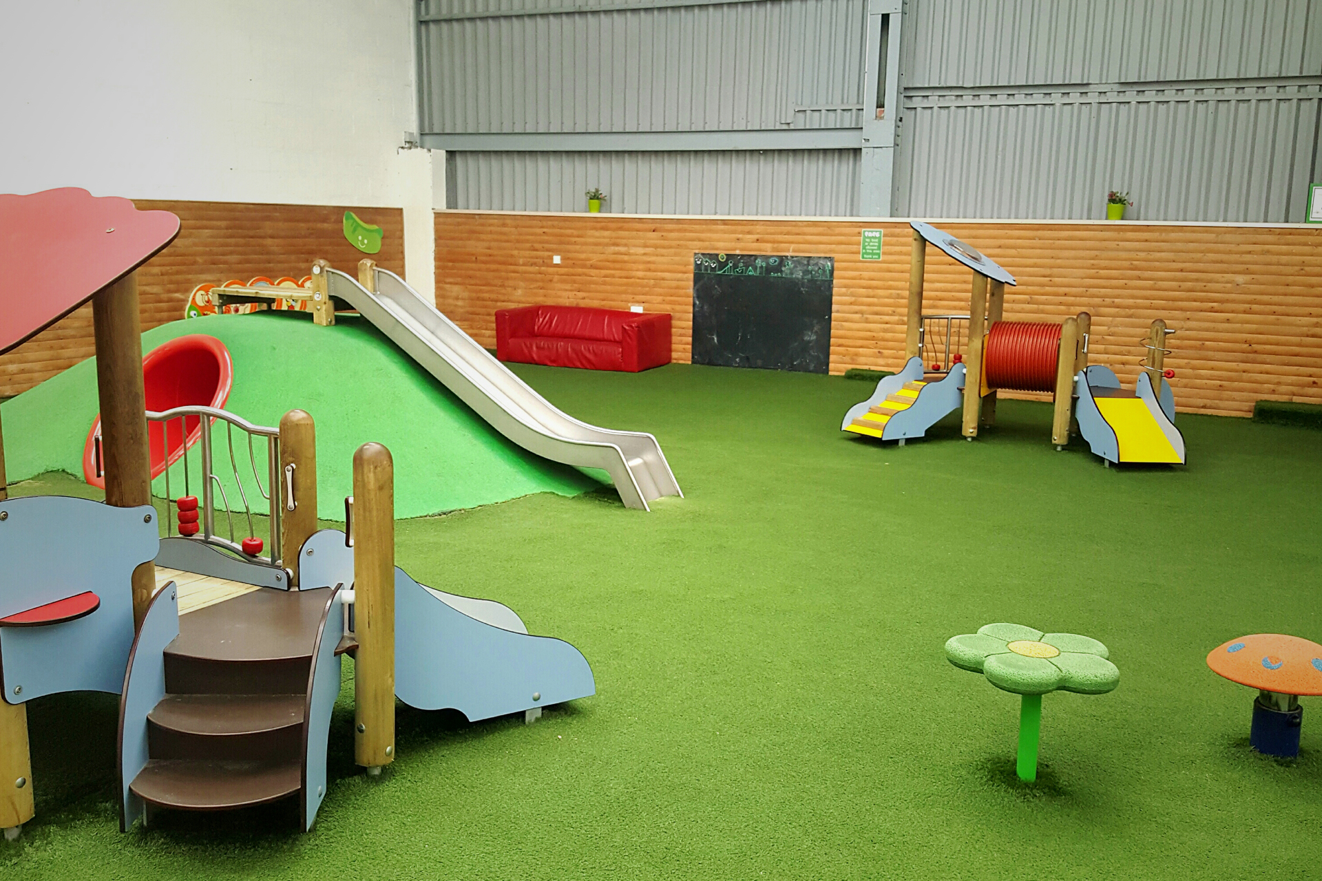 Parc Play Cardiff Indoor & Outdoor play area for children up to age 12.