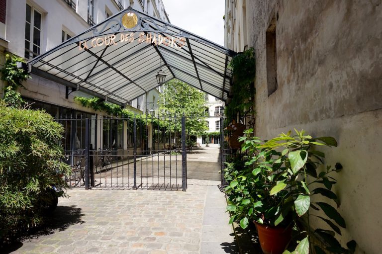 Les cours bucoliques du Faubourg SaintAntoine • Paris sur un fil
