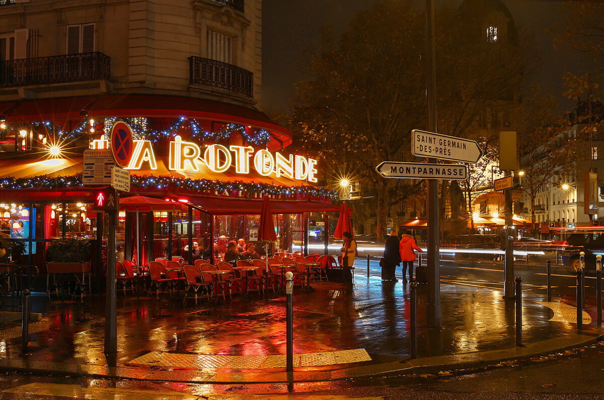 What Time Do People Eat Dinner in Paris? Exploring French Dining Culture