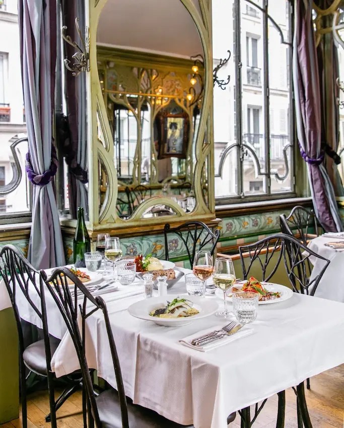 Ce splendide restaurant Art Nouveau qui date de 1906 propose un menu à