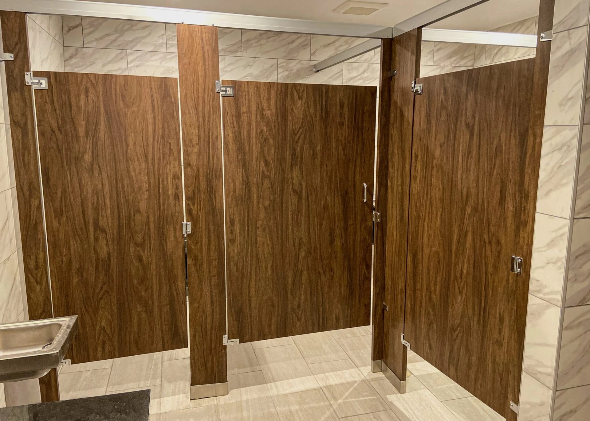 A Complete Guide to Plastic Laminate Toilet Partitions
