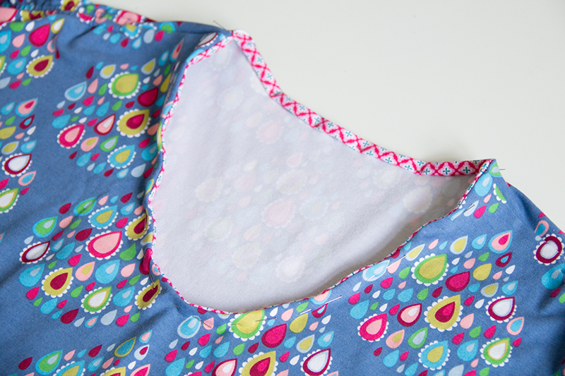 Tutorial 'invisible binding' finish for tshirt neckline pattydoo