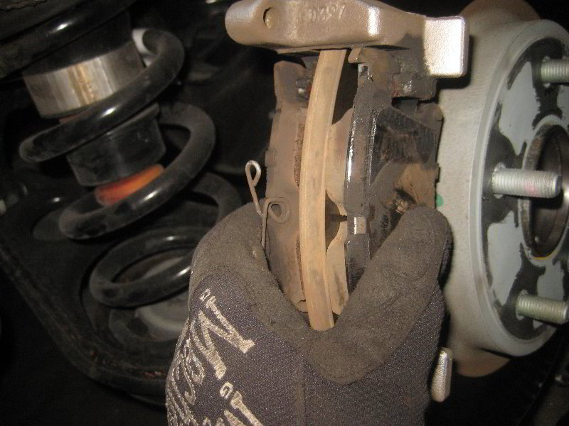 ChryslerPacificaMinivanRearBrakePadsReplacementGuide033