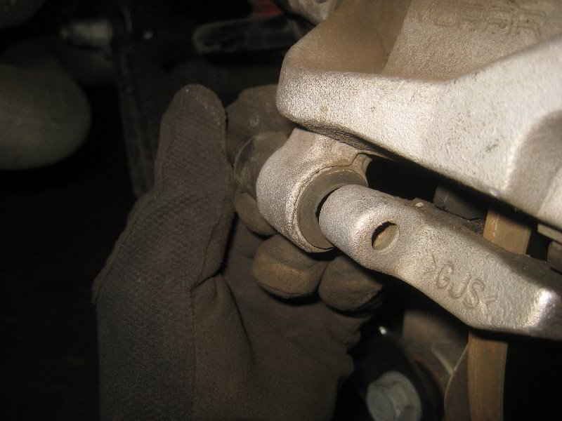 Chrysler-Pacifica-Minivan-Rear-Brake-Pads-Replacement-Guide-036