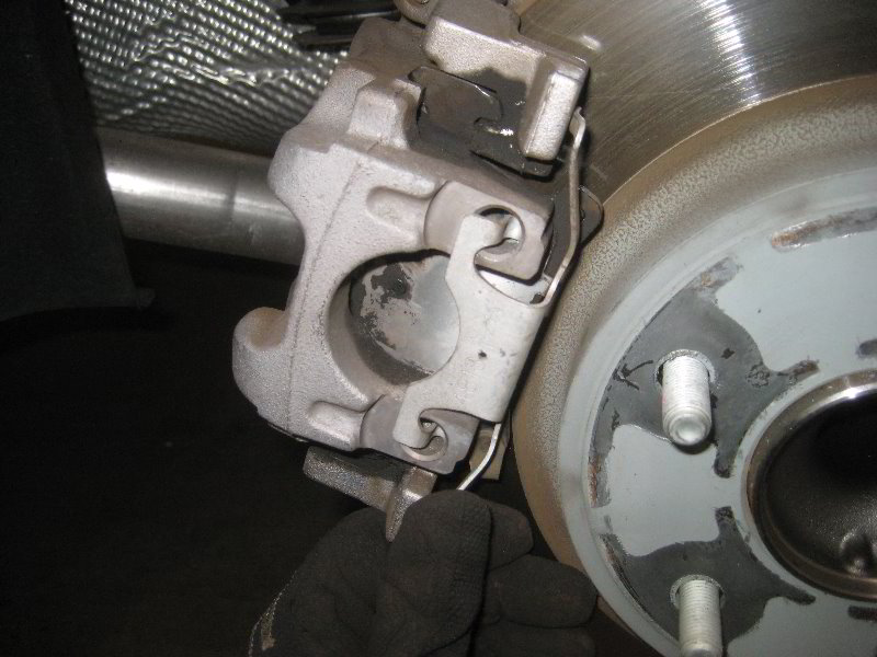 ChryslerPacificaMinivanRearBrakePadsReplacementGuide044